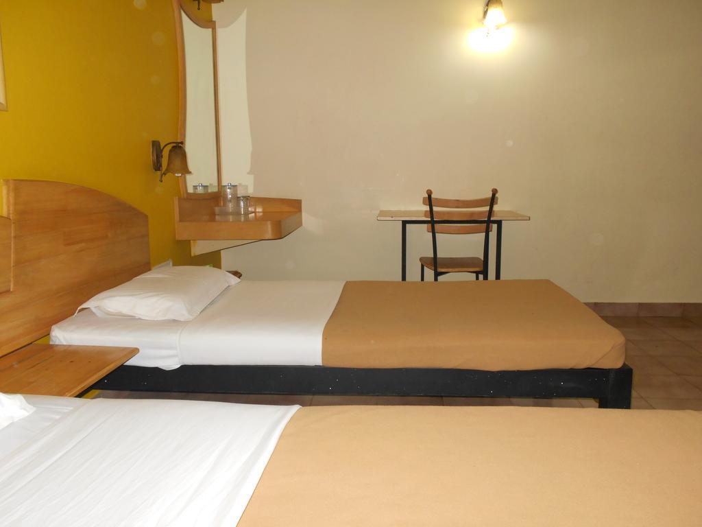 Tom'S Hotel Bengaluru Szoba fotó