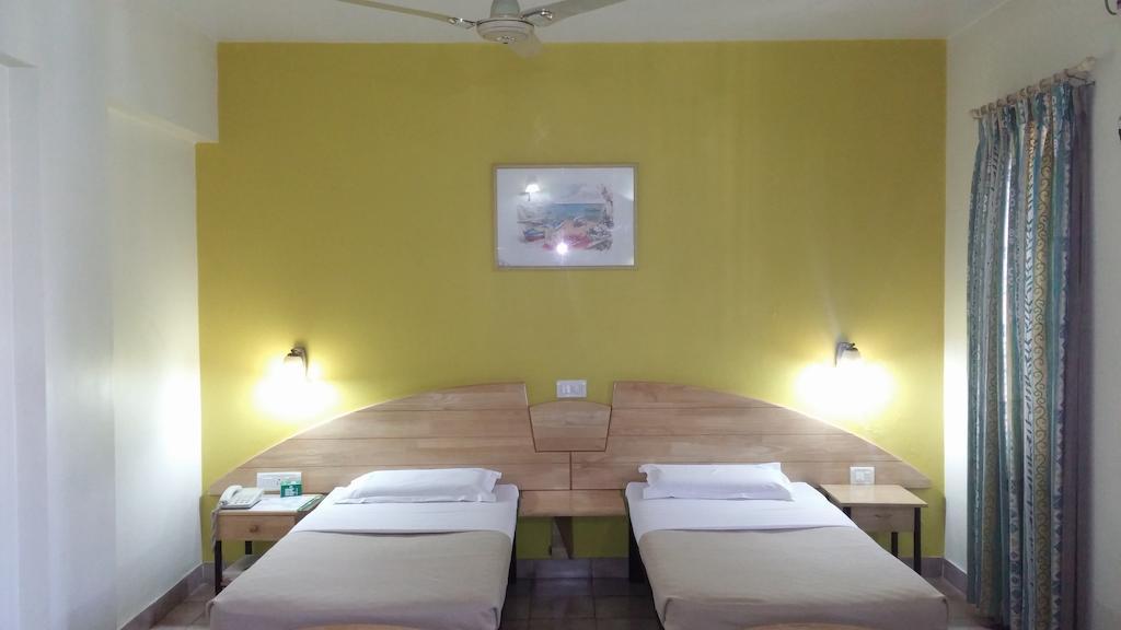 Tom'S Hotel Bengaluru Szoba fotó